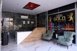 a bar with two chairs and a counter in a room at Gold Apart Otel in Mersin