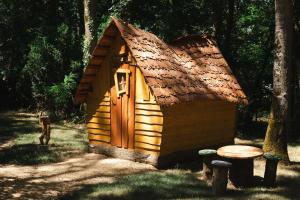 a small wooden cabin with a roof at Cabane Mushroom in Vouillé