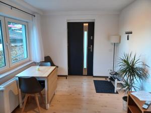 an office with a desk and a chair in a room at Moderne Ferienwohnung Am Goldberg in Neuleiningen