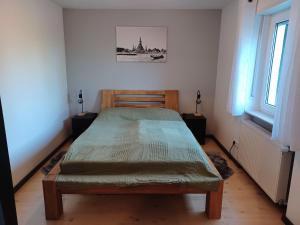 a bedroom with a bed in the corner of a room at Moderne Ferienwohnung Am Goldberg in Neuleiningen