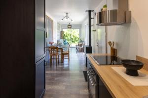 a kitchen with a counter and a dining room at Le Container de Jeff - Maison bois, grand jardin in Uzel