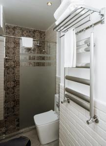 ein Badezimmer mit Toilette und Dusche in der Unterkunft ZM hotel in Baku + 79 Fotos