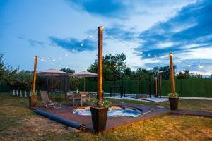 a backyard with a pool with a table and chairs at Kuća za odmor Fjaka in Sotin
