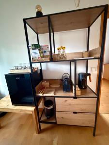 a book shelf with a computer on top of it at Sabes Ferienwohnung in Altglandorf