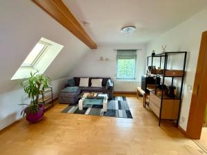 a living room with a couch and a table at Sabes Ferienwohnung in Altglandorf