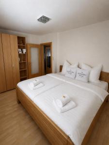 a bedroom with a large white bed with towels on it at Altmühl Hideaway Apartment 2 in Treuchtlingen