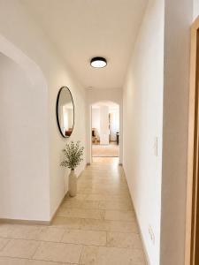 a hallway with a mirror and a vase at Altmühl Hideaway Apartment 2 in Treuchtlingen +1 photo