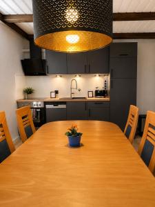 a large wooden table in a kitchen with a pot on it at Altmühl Hideaway Apartment 2 in Treuchtlingen
