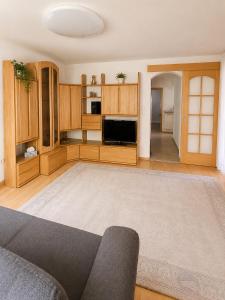 a large living room with a couch and a kitchen at Altmühl Hideaway Apartment 2 in Treuchtlingen