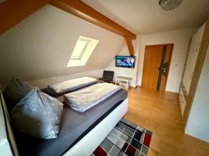a room with a bed and a television in it at Sabes Ferienwohnung in Altglandorf