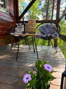 a patio with a table and chairs and flowers at opplevelses hytta badestamp ridning osv in Skien