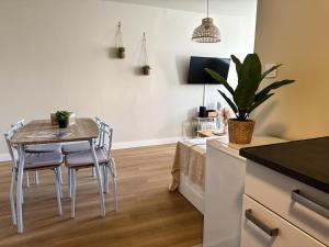 a kitchen and dining room with a table and chairs at Le Cocon Bohème, appartement chaleureux in Sarrebourg