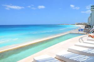 desde el balcón de un complejo con vistas a la playa en AR Cancun Plaza, en Cancún