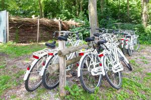 a group of bikes parked next to a wooden fence at De Zuileshoeve in Dordrecht