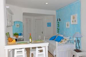 a living room with a bed and a table at AR Cancun Plaza in Cancún