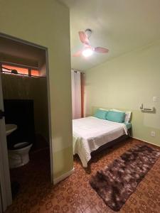 a bedroom with a bed and a ceiling fan at Pousada Essenza lindoía in Águas de Lindoia +30 photos