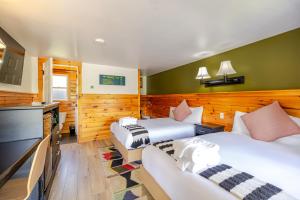 a hotel room with two beds and a kitchen at Wolfjaw Lodge in Wilmington