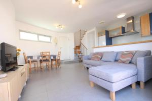 un salon avec un canapé et une table dans l'établissement Apartment El Medano Sunrises, à El Médano