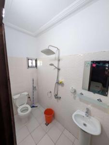 a white bathroom with a toilet and a sink at Résidence ivoire in Yamoussoukro +25 photos