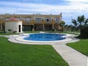 una casa grande con piscina frente a ella en Livingtarifa La Tortuguita en Tarifa