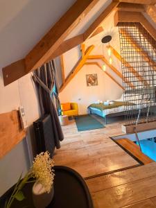 a view of a living room from the attic at Tiny Jazz in Gărâna