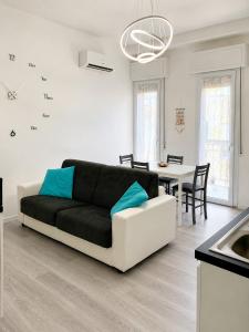 a living room with a couch and a table at Solution Timone - Appartamento al mare in Punta Marina