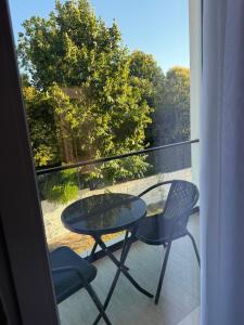 a table and chairs on a balcony with a view at Villa SkyWay in Krujë
