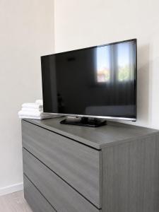 a flat screen tv sitting on top of a dresser at Solution Timone - Appartamento al mare in Punta Marina