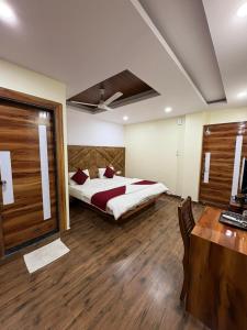 a bedroom with a bed and a desk in a room at Pari Shree Hotel And Banquet in Rānchī