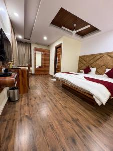 a bedroom with a large bed and a sink in it at Pari Shree Hotel And Banquet in Rānchī