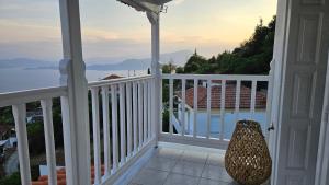 a room with a balcony with a view of the ocean at Carte Postale Trikeri in Trikeri