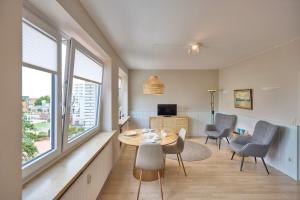 a living room with a table and chairs at Haus Schildt, FeWo 5 in Duhnen