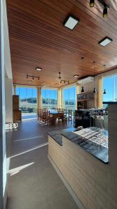 a large room with a kitchen and a dining room at Refúgio com Piscina e Vista Deslumbrante in Caconde
