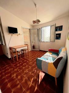 a living room with a couch and a table at Casa Pineta in Rena Majore