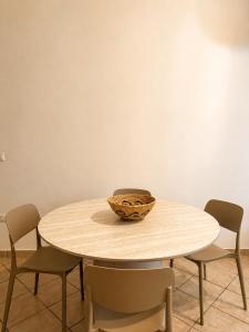 ein Tisch mit einer Schüssel darauf in der Unterkunft Ā - Living in Valledoria