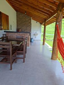 a dining room with a table and wooden ceilings at Chalé Araucárias-Recanto dos pássaros in Cambuí