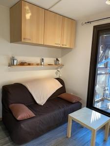 a living room with a couch and a table at Location duplex ,Station du Seignus d'Allos in Allos