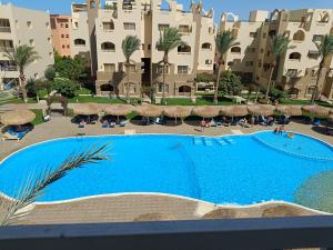 an overhead view of a swimming pool at a resort at 731 الكارما in El Gouna