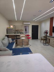 a living room with a couch and a kitchen at 731 الكارما in El Gouna