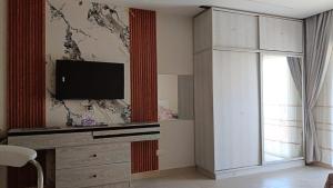 a living room with a flat screen tv on a dresser at 731 الكارما in El Gouna