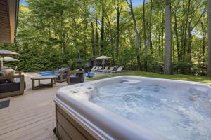 a jacuzzi tub sitting on a wooden deck at Loma House in Sawyer