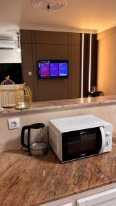 a microwave sitting on a counter in a kitchen at Studio Prestige - 10min de ParkMall in Sétif +11 photos