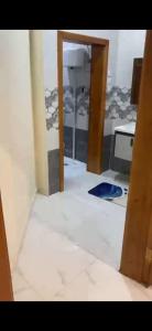 a room being remodeled with the door open to a room at المربع سويت in Al Qarhāʼ