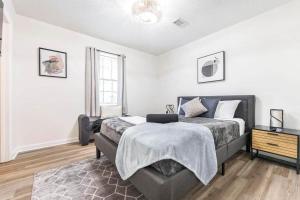 a bedroom with a bed and a dresser in it at Greenway Oasis 3BR home in Hidden Oaks