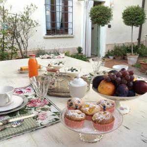een tafel met borden gebak en fruit bij B&B La Magnolia in Ostiglia