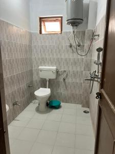 a bathroom with a toilet and a window at The Moonland Homestay in Shalkār