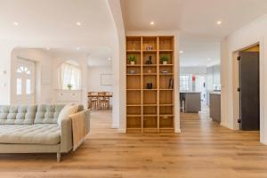 a living room with a couch and a kitchen at Vivenda Verivitor - Saltwater Pool, Garden, BBQ & Tennis Court in Sesimbra