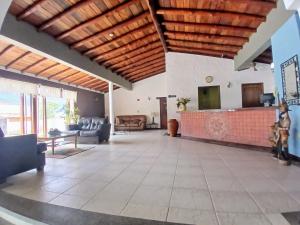 ein großes Wohnzimmer mit Sofa und Fernseher in der Unterkunft El Serrano Hotel Merida in Mérida