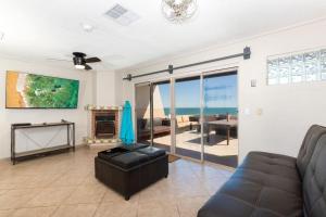 Zona d'estar a Las Brisas #8 Beachfront - On the sand and steps from Mannys for tacos & tequila