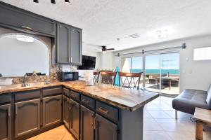 Cuina o zona de cuina de Las Brisas #8 Beachfront - On the sand and steps from Mannys for tacos & tequila